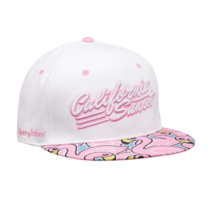 Casquette profilée à 6 panneaux en tissu acrylique avec visière plate imprimée en quadrichromie.