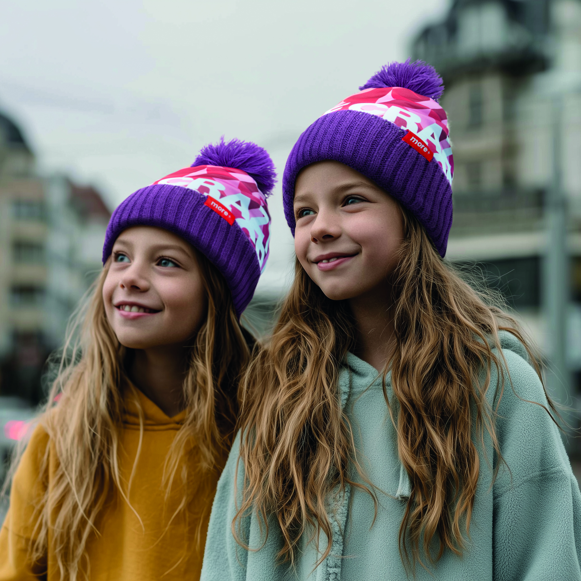 Bonnet en polyester coloré avec intérieur en acrylique, pompon et bord côte 2*1. publicitaire personnalisé - vue 2
