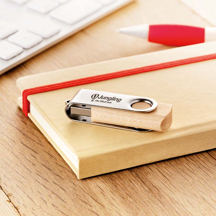 Clé USB en bois. Logo gravé sur 1 côté inclus. publicitaire personnalisé - vue 3