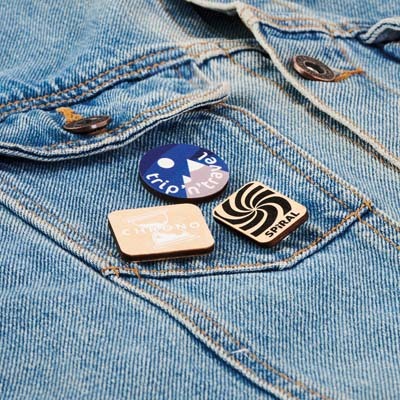 Épinglette en bois forme carrée avec fermeture par épingle de sûreté publicitaire personnalisé - vue 5