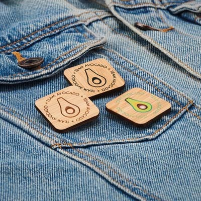 MBDG12 Épinglette en bambou forme carrée avec fermeture par épingle de sûreté publicitaire personnalisé - vue 5