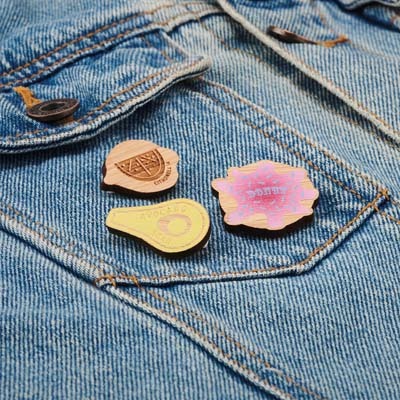 MBDG14 Épinglette en bambou sur mesure avec fermeture par épingle de sûreté publicitaire personnalisé - vue 7